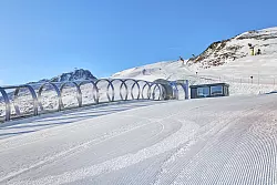 Glastunnel am Giggijoch in Sölden: In dem Tiroler Gebiet gibt es zur neuen Saison einen bemerkenswerten Lückenschluss. - © Christoph Nösig/Bergbahnen Sölden/dpa-tmn