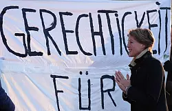 Vor dem Gericht stehen Unterst&uuml;tzer der Angeklagten. - &copy; Marcus Brandt/dpa