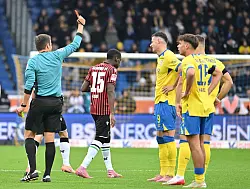 Erencan Yardimci (2.v.r.) von Eintracht Braunschweig sieht im Derby gegen Hannover 96 die Rote Karte. - © Swen Pförtner/dpa