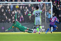 Yeremy Pino vergab die Chance zur F&uuml;hrung f&uuml;r Crystal Palace, als er freistehend die Latte traf. - &copy; Kin Cheung/AP/dpa