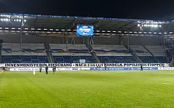 Die Ultras beider Seiten blieben die ersten zwölf Minuten vor dem Stadion. - © Andreas Gora/dpa