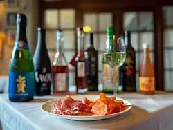 Als Essensbegleiter passt Sake optimal zu allem, was rauchig ist - wie Parmaschinken und ger&auml;ucherter Lachs. - &copy; Claudia Wittke-Gaida/dpa-tmn