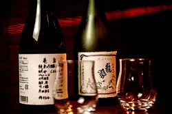 Im Trend liegt es, Sake aus Weingl&auml;sern zu trinken. Ihn in Keramiksch&auml;lchen zu servieren, gilt inzwischen als unmodern. - &copy; Zacharie Scheurer/dpa-tmn