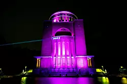 Am Abend des 11. Oktober macht Plan International in ganz Deutschland mit der Illuminierung bekannter Wahrzeichen und Gebäude auf die Rechte von Mädchen aufmerksam. (Archivbild) - © Daniel Bockwoldt/dpa