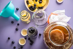 Auch fermentierte Lebensmittel - etwa Kombucha - können die Vielfalt der Darmbakterien erhöhen. - © Christin Klose/dpa-tmn/dpa