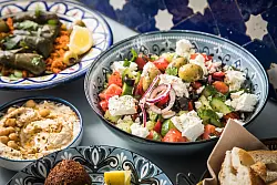 Mediterrane Ernährung: Viele Ballaststoffe, Obst und Gemüse, Nüsse, Samen und Öle wirken sich positiv auf das Mikrobiom im Darm aus. - © Christin Klose/dpa-tmn