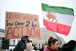 Solidarit&auml;t mit den Demonstranten im Iran auch in Berlin: Nun hat das Ausw&auml;rtige Amt den Botschafter des Landes einbestellt. - &copy; Sebastian Christoph Gollnow/dpa