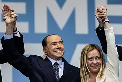 Silvio Berlusconi und die heutige Ministerpr&auml;sidentin Giorgia Meloni bei einer Wahlkampfveranstaltung in Rom. Berlusconis Forza Italia schaffte es als kleiner Partner von Meloni im Herbst 2022 noch mal in die Regierung. - &copy; Oliver Weiken/dpa