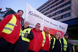Vor der dritten Tarifrunde für den öffentlichen Dienst gehen viele Beschäftigten auf die Straße. - © Henning Kaiser/dpa
