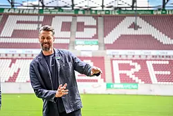 In der Augsburger Arena will Sandro Wagner für Begeisterung sorgen. - © Harry Langer/dpa
