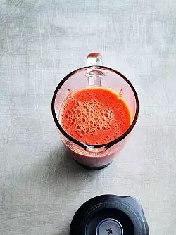 Erfrischung garantiert der eiskalte Gazpacho-Smoothie mit Melone. - © Coco Lang/Gräfe und Unzer/dpa-tmn