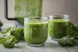 Grün heißt nicht immer nur gesund, sondern kann auch lecker schmecken: Der Smoothies besteht aus Grünkohl, Apfel, Birne und Apfelsaft. - © Christin Klose/dpa-tmn