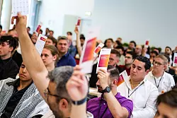 Die Teilnehmenden stimmen beim Gr&uuml;ndungskongress ab. - &copy; Christoph Reichwein/dpa