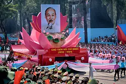 Im Zentrum der Feiern steht auch der Vater der Revolution, Ho Chi Minh. - © Richard Vogel/AP/dpa
