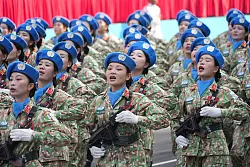 Auch viele Frauen nahmen an der Parade teil. - © Hau Dinh/AP/dpa