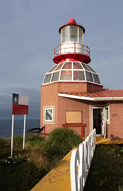 Ein Leuchtturm wacht über Kap Hoorn. In der Tiefe donnert die Brandung gegen die Klippen. - © Andreas Drouve/dpa-tmn