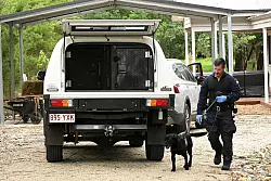 Das Haus der Angeklagten war nach den Todesfällen von Polizisten mit Spürhunden durchsucht worden. (Archivbild) - © James Ross/AAP/dpa