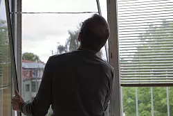 Barriere gegen Pollen: Spezielle feinmaschige Schutzgitter lassen sich einfach einsetzen. - © Silvia Marks/dpa-tmn