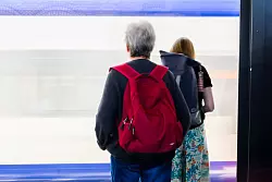 Im Alter sind viele noch mobil für den Job oder für die Rente. (Archivbild) - © Julian Stratenschulte/dpa