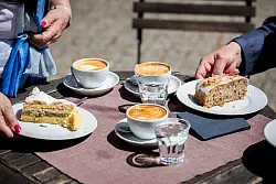 Viel freie Zeit oder längeres Arbeiten? Viele stehen mit steigendem Alter vor der Wahl. (Archivbild) - © Christoph Soeder/dpa