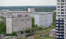 Blick auf einen leerstehenden DDR-Wohnblock (l) im Plattenbaugebiet Halle-Neustadt in Halle/Saale. - &copy; Hendrik Schmidt/dpa