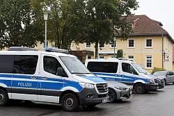 Die Ermittlungen nach dem Fund der Kinderleiche in einem Wald nahe Güstrow stehen ganz am Anfang, sagte der Sprecher der Staatsanwaltschaft. - © Bernd Wüstneck/dpa