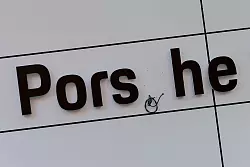 Bei dem Sportwagenbauer läuft es aktuell nicht rund. - © Rolf Vennenbernd/dpa