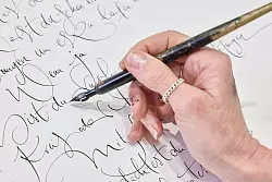 Sch&ouml;n schreiben, kann jeder, findet Jeannine Platz und ermuntert: Weniger tippen, mehr schreiben! - &copy; Georg Wendt/dpa