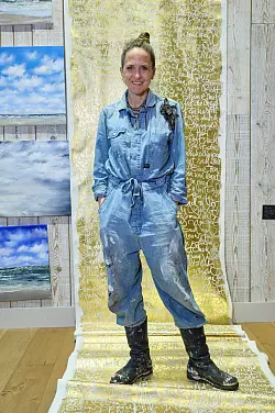 Ob auf Goldpapier, Porzellantellern, Schiffcontainern, nackte Haut oder Weihnachtskugel - Platz beschriftet alles, was sie gut findet. - &copy; Georg Wendt/dpa