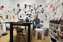 In ihrem Atelier in der N&auml;he des Hamburger Rathauses schreibt und malt die geb&uuml;rtige Hannoveranerin. - &copy; Georg Wendt/dpa