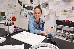 Handschmerzen kennt die Performance-K&uuml;nstlerin nicht, sagt sie. Wenn sie einmal loslege, sei sie einfach im Flow. - &copy; Georg Wendt/dpa