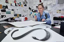 Ob Einladungs- oder Tischkarten, Signatur, Briefe oder Liebesschw&uuml;re - Jeannine Platz hat mit ihrer schwungvollen Sch&ouml;nschrift l&auml;ngst einen Platz in der High Society. - &copy; Georg Wendt/dpa