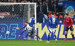 Ließ die Schalker Fans mit seinem 1:0 jubeln: Christopher Antwi-Adjei (l). - © Bernd Thissen/dpa