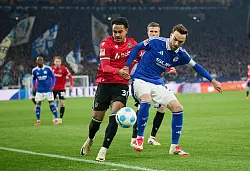 Hannover und Schalke lieferten sich zahlreiche enge Duelle. - © Bernd Thissen/dpa