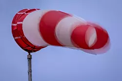 Tempo drosseln, Abstand halten und beide Hände am Lenkrad: Bei Sturm ist eine vorausschauende, konzentrierte Fahrweise noch wichtiger. - © Jens Büttner/dpa/dpa-tmn