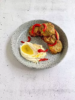 Falafel m&uuml;ssen nicht nur aus Kichererbsen hergestellt werden. Als Basis funktionieren auch Linsen wunderbar. Hier sind es f&uuml;r 20 B&auml;llchen 400 g rote Linsen. Sie werden in &laquo;Kochen ohne Grenzen&raquo; mit einer Joghurt-Tahini-Sauce serviert. - &copy; Elissavet Patrikiou/S&uuml;dwest Verlag/dpa-tmn
