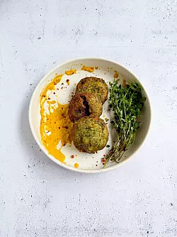 Als &laquo;Berliner Falafel mit Curry-Tahini-Sauce&raquo; wurden diese B&auml;llchen im &laquo;Gemeinsam Kochen ohne Grenzen&raquo; getauft. Die Falafel sind aus 400 g gekochten wei&szlig;en Bohnen gemacht. - &copy; Elissavet Patrikiou/S&uuml;dwest Verlag/dpa-tmn