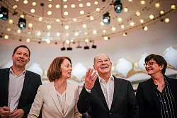Lars Klingbeil (l-r), SPD-Bundesvorsitzender, Katarina Barley (SPD), Mitglied des Europ&auml;ischen Parlaments, Bundeskanzler Olaf Scholz (SPD) und Saskia Esken, SPD-Bundesvorsitzende. - &copy; Kay Nietfeld/dpa