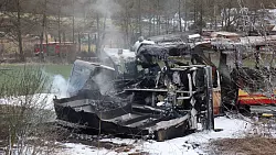 Das Feuer hat die Fahrzeuge zerstört. - © Rene Priebe/dpa