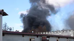 Eine dichte Rauchwolke war zu sehen. - © Rene Priebe/dpa