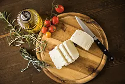Brat-, Grill- und Pfannenkäse können Käse aus Kuh-, Ziegen- oder Schafmilch sein. Der bekannteste ist der Halloumi, er muss zwingend in Zypern hergestellt werden. - © Christin Klose/dpa-tmn