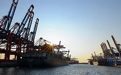 15 Prozent Zoll auf Exporte in die USA belasten den Au&szlig;enhandel. (Symbolbild) - &copy; Christian Charisius/dpa