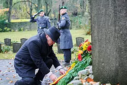 Verteidigungsminister Boris Pistorius richtet einen Kranz auf dem J&uuml;dischen Friedhof Wei&szlig;ensee. Am Volkstrauertag wird jedes Jahr der Opfer von Krieg und Gewaltherrschaft gedacht. - &copy; Annette Riedl/dpa