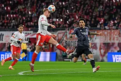 Conrad Harder (RB Leipzig) trifft zum 1:0, Nnamdi Collins (r, Eintracht Frankfurt) kann es nicht verhindern. - © Jan Woitas/dpa