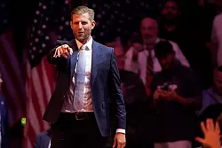 Auch Eric steht seinem Vater eng zur Seite, ist aber eher in dessen Unternehmen, der Trump Organization, aktiv. (Archivbild) - &copy; Evan Vucci/AP/dpa