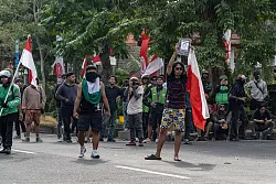 Viele der Demonstranten sollen von au&szlig;erhalb nach Bali gereist sein. - &copy; Dicky Bisinglasi/SOPA Images via ZUMA Press Wire/dpa