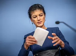 Wagenknecht hat sich entschieden, sich aus der ersten Reihe zurückzuziehen. (Archivbild) - © Michael Kappeler/dpa