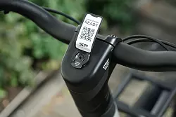 &laquo;Smartphone ready&raquo;: Mittels Adapterh&uuml;lle k&ouml;nnen an dieser Vorrichtung Telefone befestigt werden - praktisch f&uuml;r die Navigation. - &copy; Stefan Wei&szlig;enborn/dpa-tmn