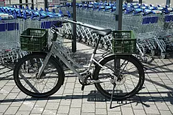 Je 17,5 Liter umfassen die beiden Kisten, nicht so viel wie ein Einkaufswagen, aber gut f&uuml;r einen ordentlichen Supermarkteinkauf. - &copy; Stefan Wei&szlig;enborn/dpa-tmn