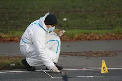 Ein Mann ist in Verl bei G&uuml;tersloh durch eine Axt lebensbedrohlich verletzt worden. Er schleppte sich vor das Wohnhaus, wo sich Ersthelfer um ihn k&uuml;mmerten bis Rettungskr&auml;fte eintrafen. - &copy; Christian M&uuml;ller/dpa